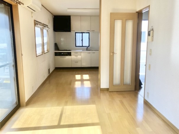 【リビング】家族でゆったり時間を過ごせる12.8帖のLDK※2026年3月撮影