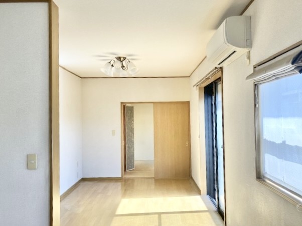 【リビング】日差しがたくさん差し込む明るいリビング※2026年3月撮影