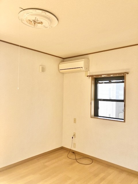 【洋室】窓から自然光が差し込む明るいお部屋は朝の目覚めもスッキリ!※2026年3月撮影