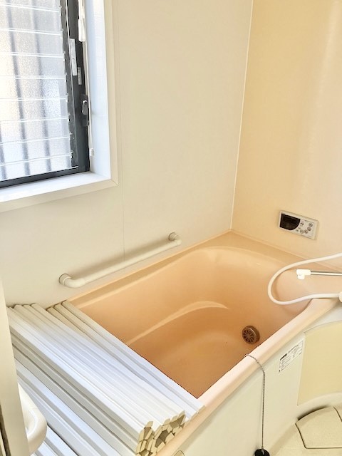 【浴室】窓付きの明るい浴室です。※2026年3月撮影