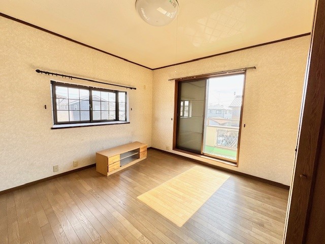 【洋室】2方向に窓があり、自然光がたっぷり入る明るい室内※2026年3月撮影