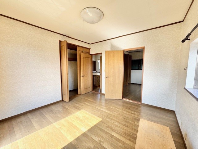 【洋室】明るく清潔感のある洋室は、寝室や子ども部屋にぴったりです※2026年3月撮影