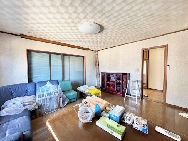 【リビング】開放的なリビングは、ソファーやダイニングテーブルを置いても十分な広さ♪※2026年3月撮影