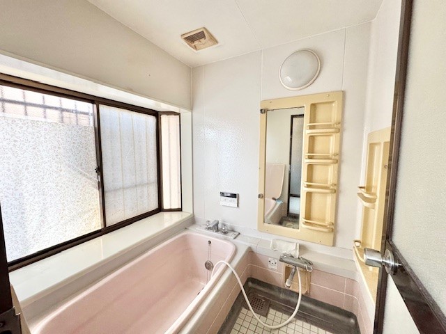 【浴室】窓付きの明るい浴室です。※2026年3月撮影