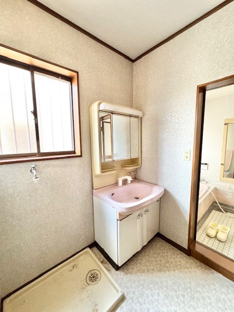 【洗面脱衣所】窓付きで湿気がこもりにくく、自然光が明るく身支度がしやすいです!※2026年3月撮影