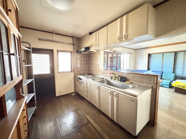 【キッチン】ご夫婦やお子様と並んでお料理をしても余裕のある、広々としたキッチン。※2026年3月撮影