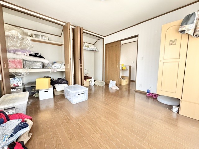 2階洋室|クローゼット付きでお部屋がスッキリ片付きます!※残置物撤去は売主負担です