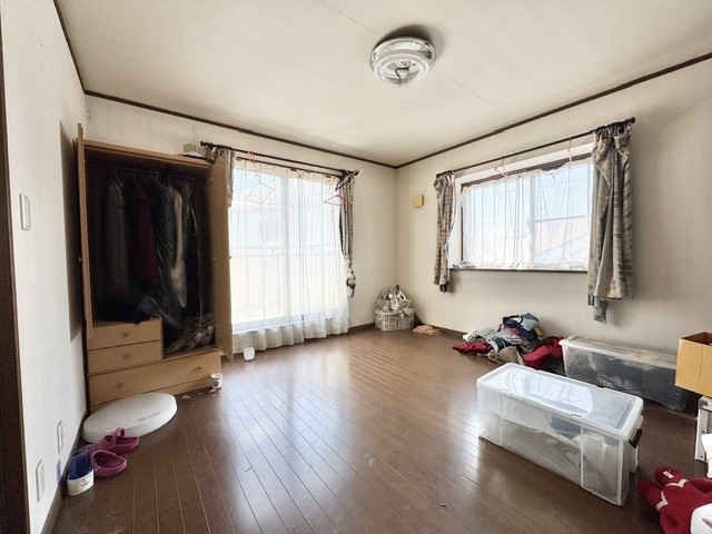 2階洋室|自然光が差し込む2面採光のお部屋です!※残置物撤去は売主負担です