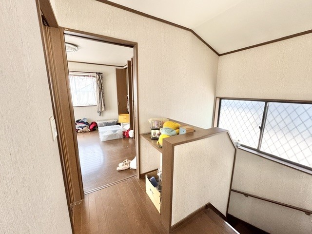 2階廊下|ちょっとした棚付きなのでインテリアを飾ってもいいですね!※残置物撤去は売主負担です