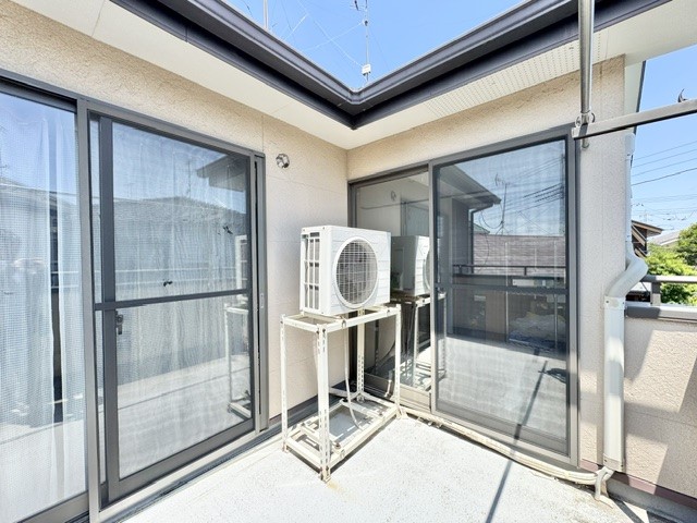 西バルコニー|2部屋から出入りできます!空間を活かしてプランターで家庭菜園もいいですね※残置物撤去は売主負担です