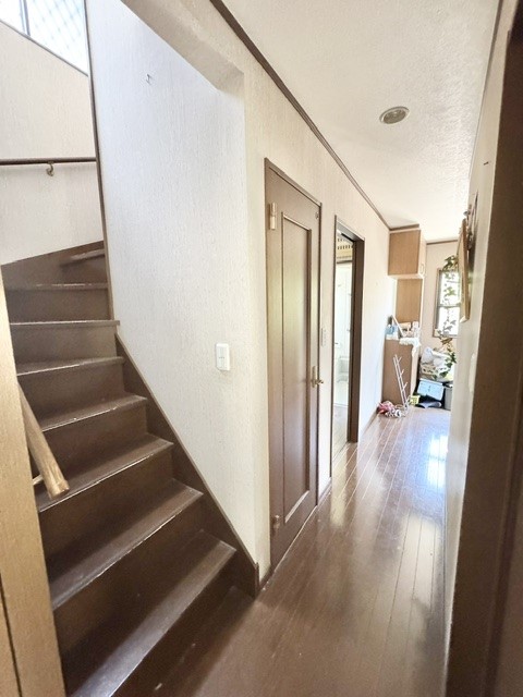 廊下・階段|手すり付きの階段で安全に上り下りできます!※残置物撤去は売主負担です