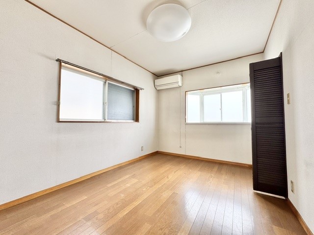 ◆洋室|2方向に窓があり、自然光がたっぷり入る明るい室内