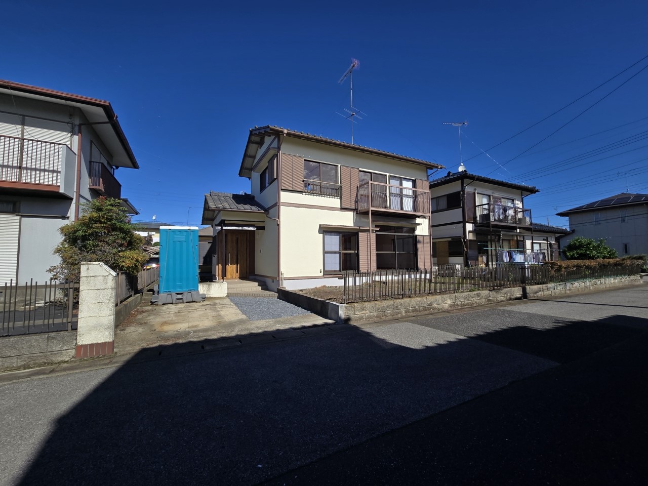 ◆外観(リフォーム後)|前面道路も広々!駐車もラクラク♪