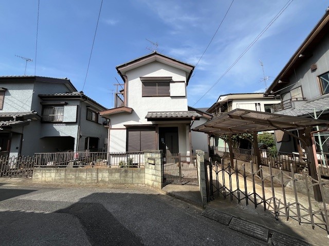 ◆外観|駐車スペースがあるので、車をお持ちの方にも安心の住環境。(2026年3月撮影)