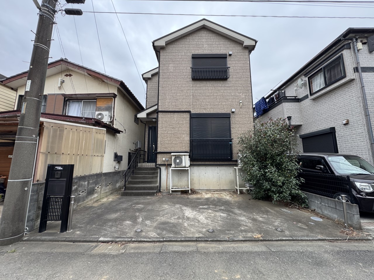 ◆外観|駐車スペース完備で、車をお持ちの方にも安心の住環境。(2026年3月撮影)