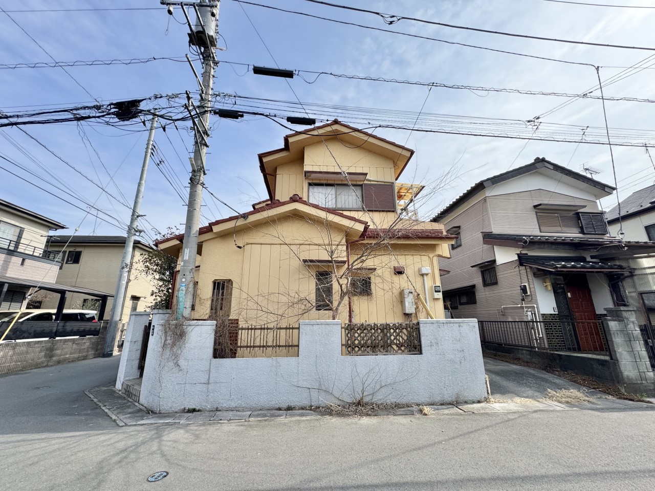 【外観】二方向が道路に面しているため、隣地との圧迫感が少なく、日当たりも良好♪※2026年3月撮影