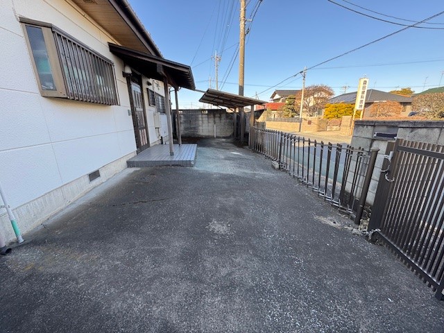 ◆外観|お車の駐車は2台可能☆