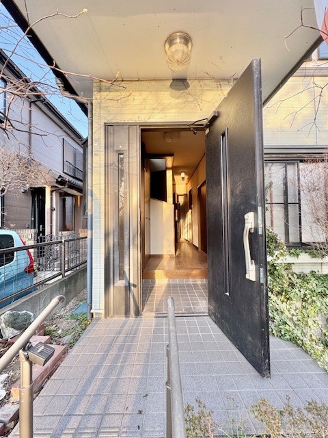 【玄関】雨の日も安心の屋根付き玄関♪モニター付インターホンで防犯も!※2026年3月撮影