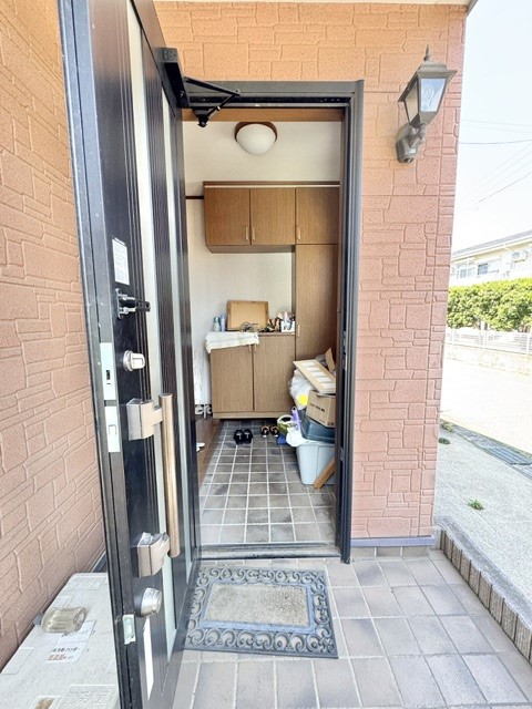 外観|おしゃれなライトがついた玄関です