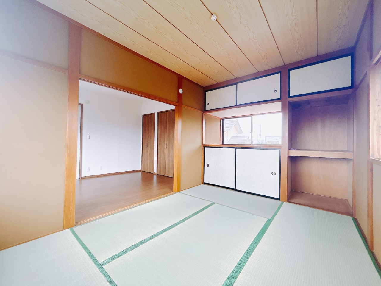 リフォーム完了(令和7年9月)2F和室 畳の温もりを感じられる和室には、便利な押し入れ収納も
