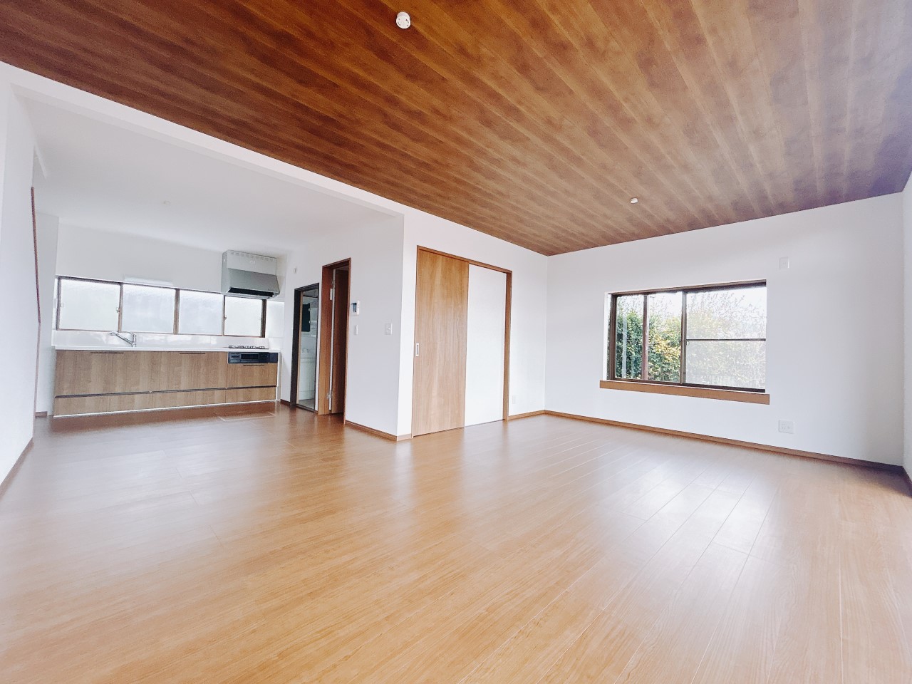 リフォーム完了(令和7年9月)隣接するダイニング・キッチンと一体感のある設計で、生活動線もスムーズに