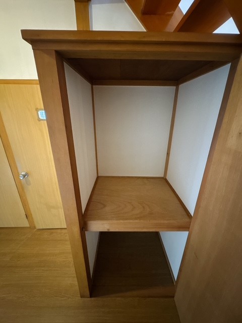 ◆階段|階段下にちょっとした収納スペース♪ストック品や掃除用具など入れてもOK!