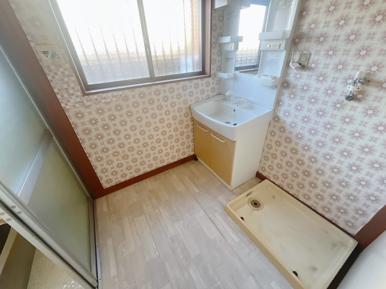 湿気がこもりがちな洗面室も、窓を開ければ新鮮な空気を取り込めます!