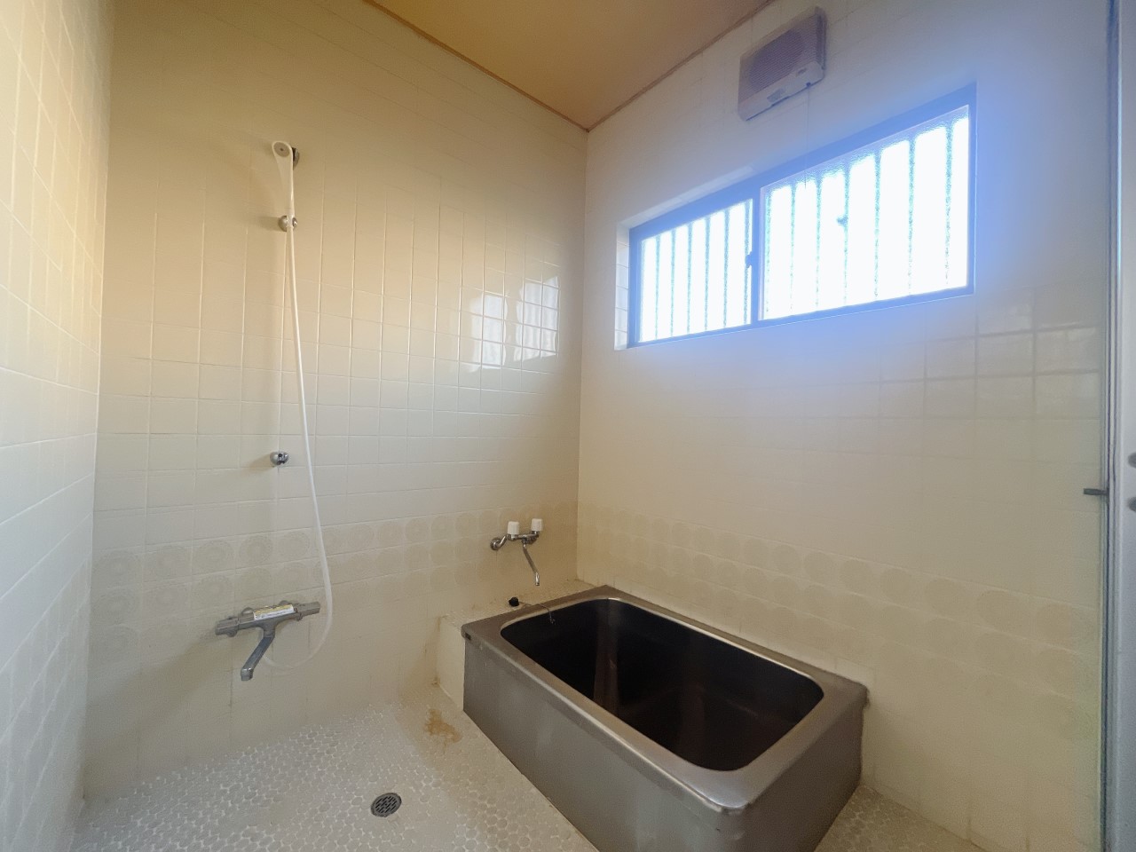 窓付きの明るい浴室♪