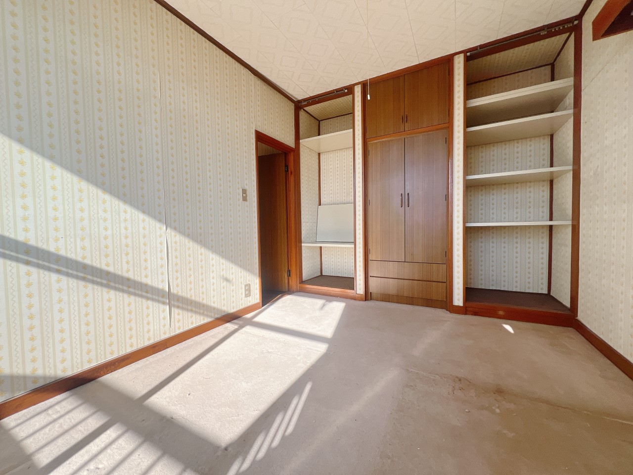 2階洋室|棚付き収納付きでお部屋がすっきり片付きます♪