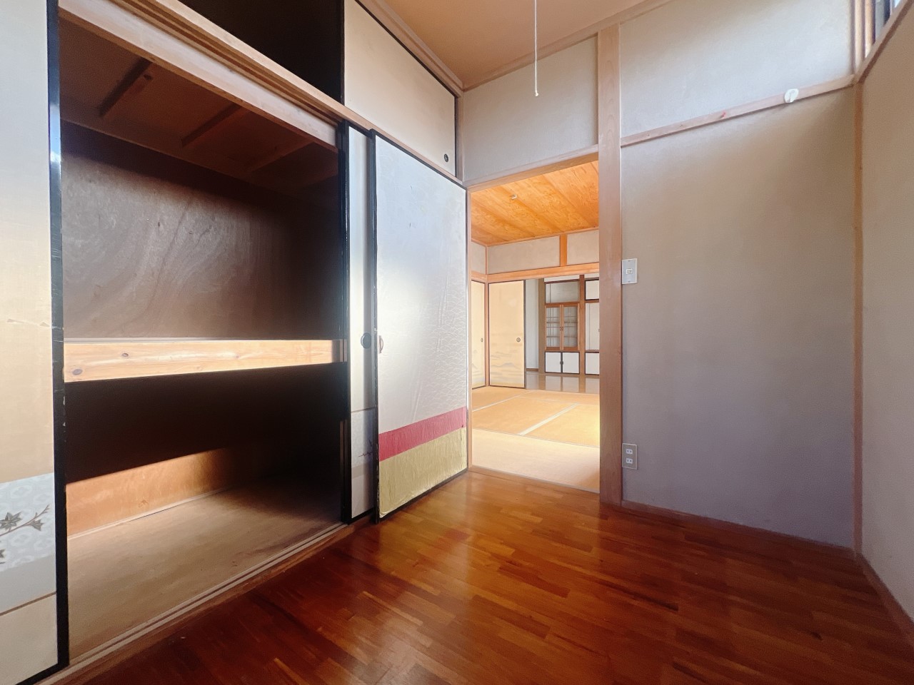 お洋服に限定せず、大きめでいろいろなアイテムをしまえる便利な押し入れもあります◎