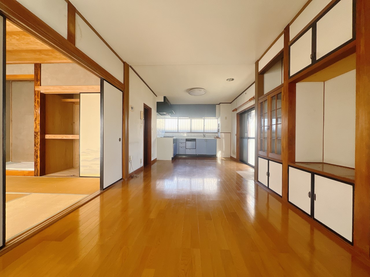 明るく開放的なリビングダイニング。家族の団らんにぴったりの空間です♪