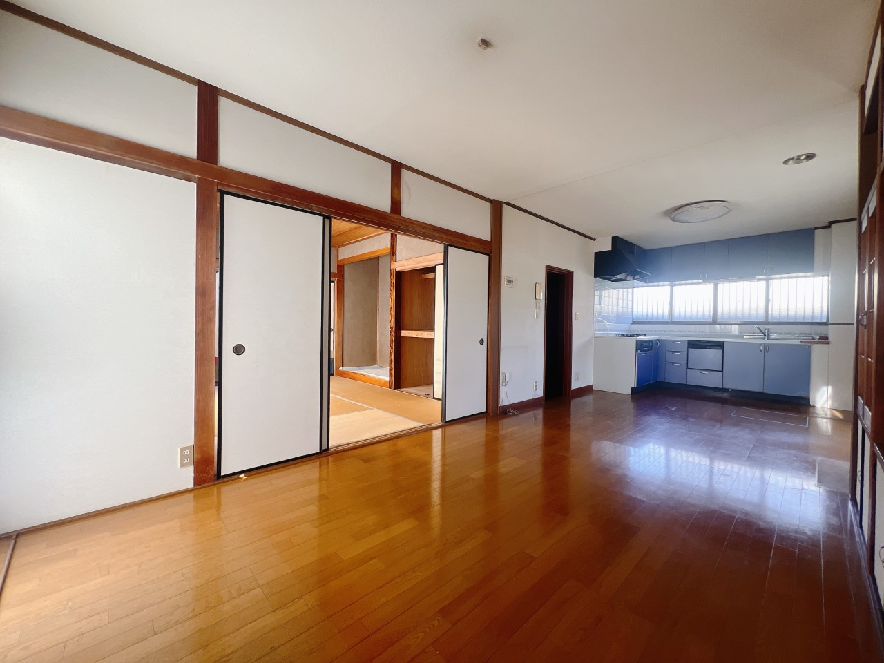 木目調の床材で落ち着く空間に♪