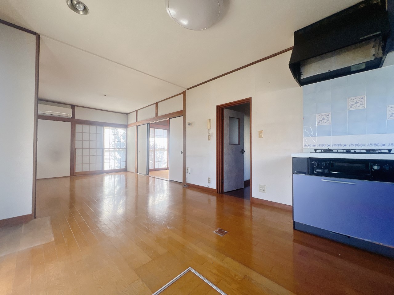 キッチンからリビング全体まで見渡せるので、家事をしながらご家族の様子を見守れます♪