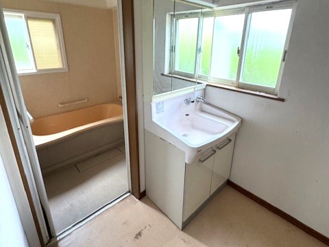 お手入れしやすく使いやすい3面鏡付きの洗面台