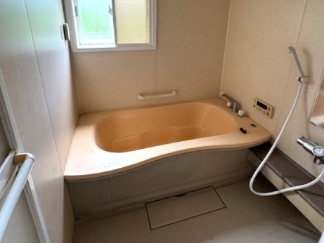 窓付きの明るい浴室