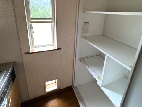 便利な食器棚付きのため、買い足す必要もありません♪