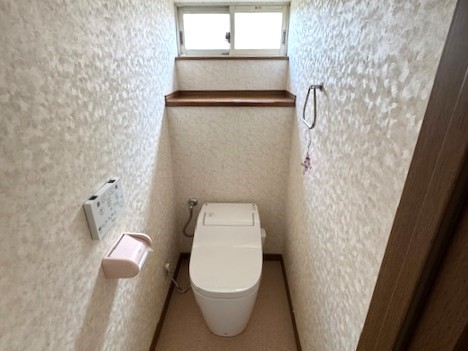 窓のある明るい1階トイレ