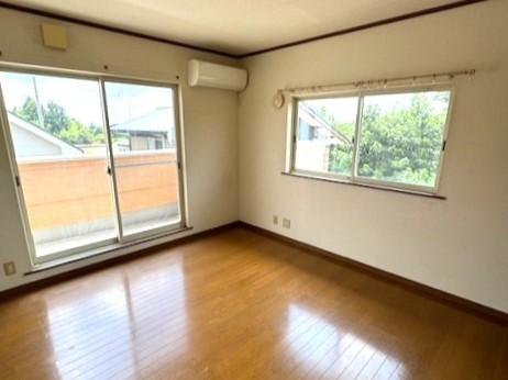 バルコニーに面した明るい洋室(8畳)