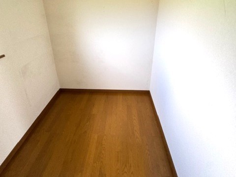 お洋服や荷物に限定せず、大きめでいろいろなアイテムをしまえる便利な納戸です◎