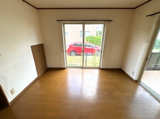 1Fの洋室(6畳)は間仕切りで個室にも、開放して広々空間にもできる便利な間取り