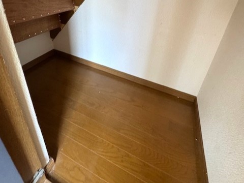 日用品のストックに便利な階段下収納