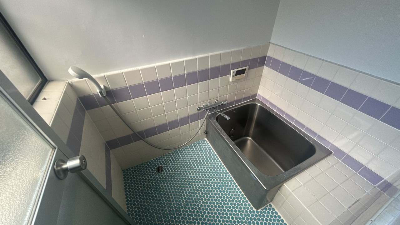 ◆浴室|タイル張りの浴室は、現代的なデザインへの変更も視野に入れられる構造です