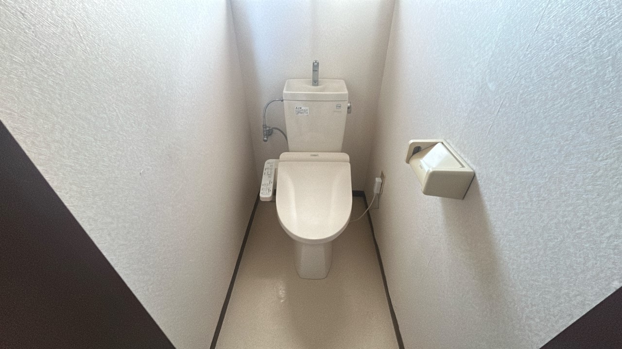 ◆トイレ|窓のある明るい1階トイレ