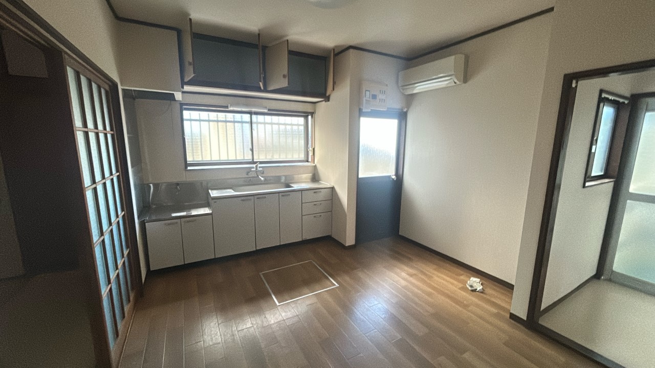 ◆ダイニングキッチン|「キッチンの生活感を隠したい」という方に選ばれている独立タイプ! シンクの中や調理家電がリビングから直接見えないため、急な来客時も慌てる必要がありません♪