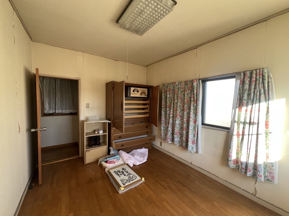洋室|家具のレイアウトがしやすい、シンプルで使い勝手の良い洋室です(写真はリフォーム前です。残置物撤去は売主負担)