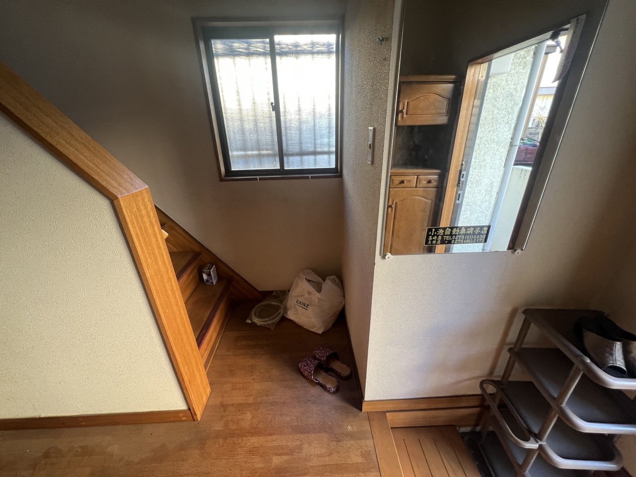 玄関|玄関からすぐに2階へとアクセス可能な設計(写真はリフォーム前です。残置物撤去は売主負担)