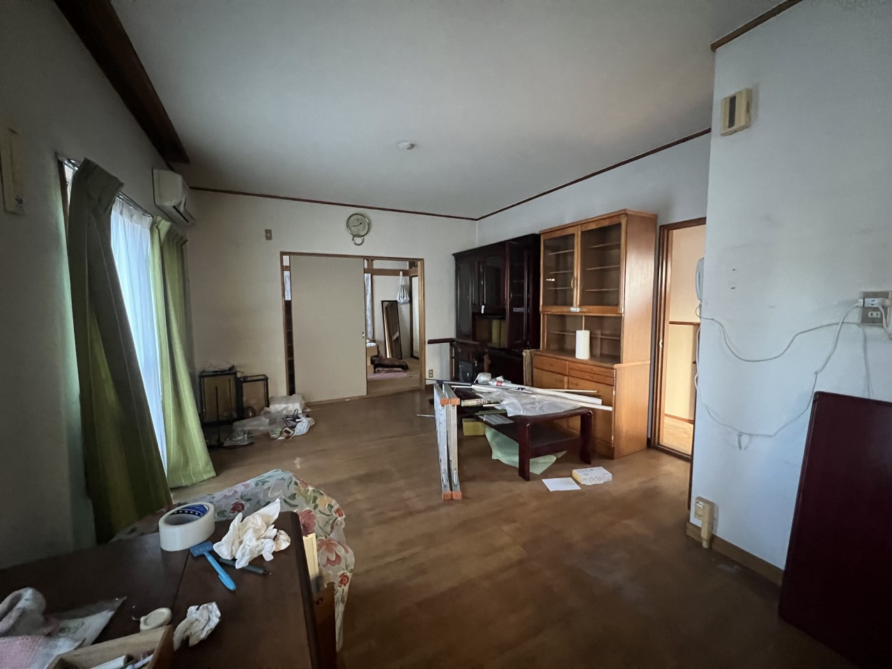 リビングダイニング|ご家族での団らんや来客時にもゆとりをもって対応できる広さ(写真はリフォーム前です。残置物撤去は売主負担)