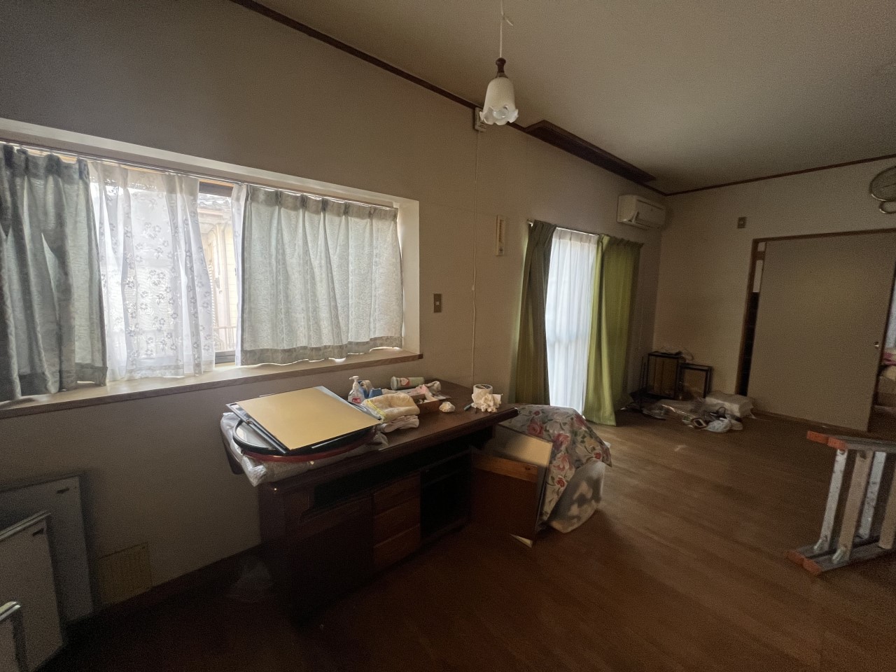 リビング|西の和室(6帖)とつなげば18帖の空間になります(写真はリフォーム前です。残置物撤去は売主負担)
