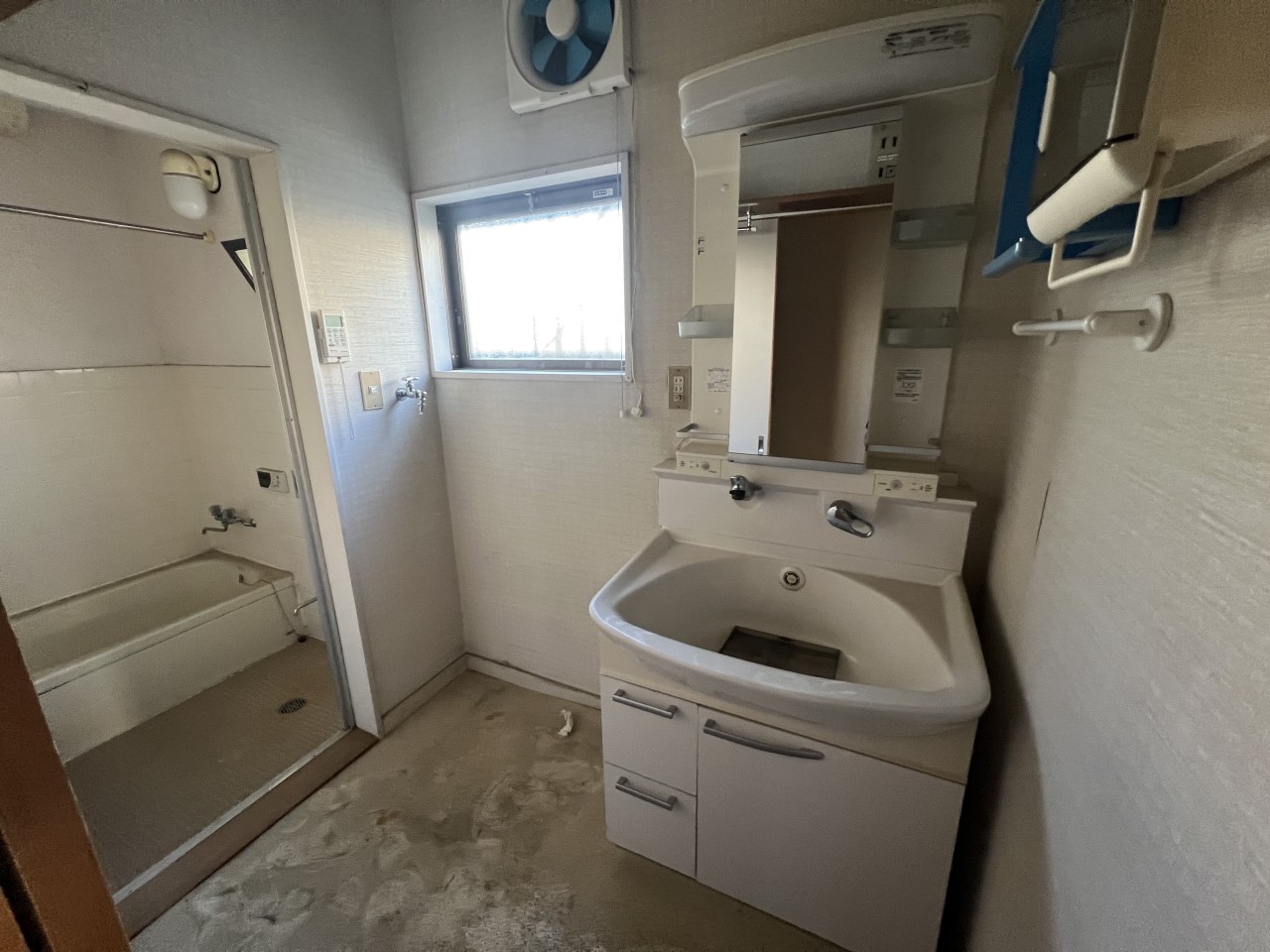 洗面室|朝の準備もスムーズにできる、使いやすい洗面台付き(写真はリフォーム前です。残置物撤去は売主負担)