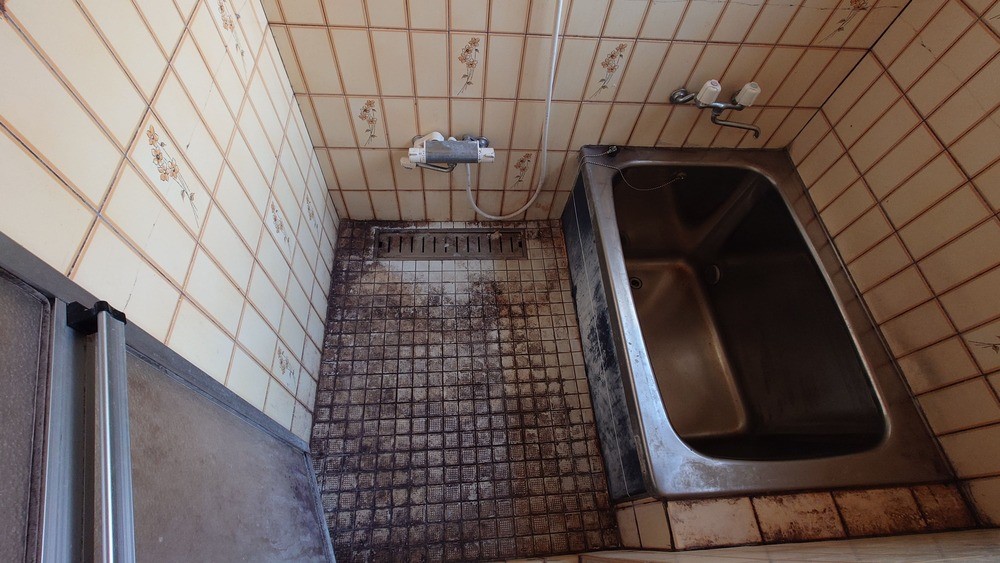 【リフォーム前 浴室】懐かしい落ち着きの浴室。窓もあり換気良好です♪※2026年2月撮影